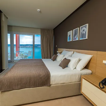 Hotel Crikvenica ホテル 4*